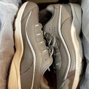New~Easy Spirit Tan Woman’s 6.5 Wide Sneakers with Mesh Upper and Chunky Midsole